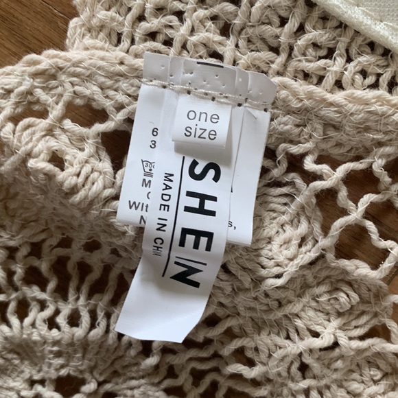 Beautiful pre-owned padded macramé halter tie back top by SHEIN. One size - Picture 4 of 4